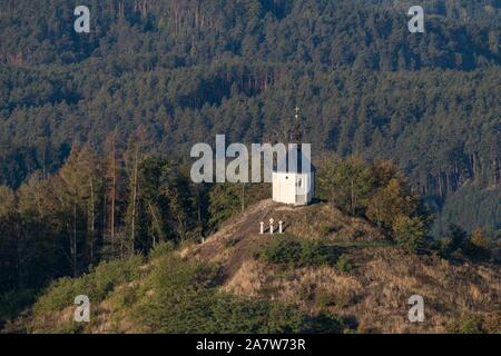 Cappella di Sant'Anna Vysker sulla collina nel Paradiso Boemo. La fotografia aerea. Foto Stock