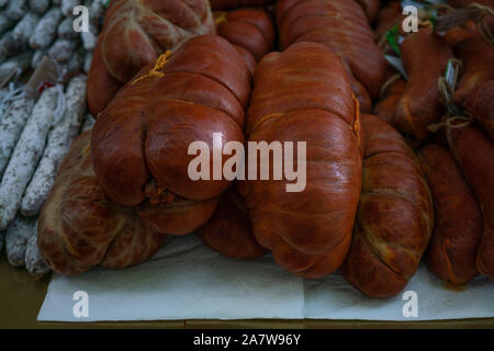 Tipici di Maiorca grezzo indurito salsiccia chiamata 'sobrasada', contiene la carne di maiale, paprika, sale e pepe. Foto Stock