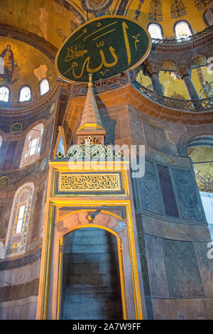 Il XVI secolo Minbar pulpito interno Ayasofia o Hagia Sofia a Sultanahmet, Istanbul, Turchia, preso al piano terra. Costruito nel 537 D.C. come una chiesa Foto Stock