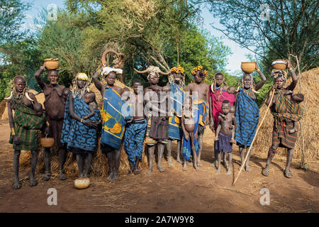 Etiopia, Valle dell'Omo, 6 maggio: gruppo di donne e bambini di più selvagge e pericoloso africano popolo Mursi tribù che vive secondo traditi originale Foto Stock