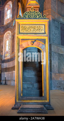 Il XVI secolo Minbar pulpito interno Ayasofia o Hagia Sofia a Sultanahmet, Istanbul, Turchia, preso al piano terra. Costruito nel 537 D.C. come una chiesa Foto Stock