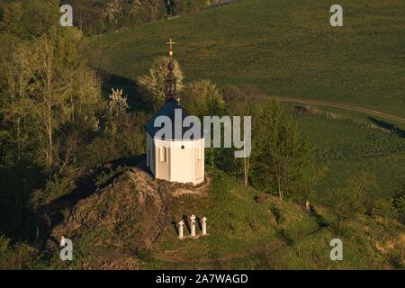 Cappella di Sant'Anna Vysker sulla collina nel Paradiso Boemo. La fotografia aerea. Foto Stock