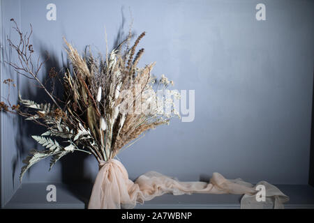 Autunno magnifico bouquet di rami misti. Il lavoro di un fioraio Foto Stock