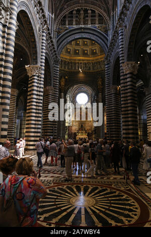 Vista interna della Cattedrale di Santa Maria Assunta a Siena, Italia. Foto Stock