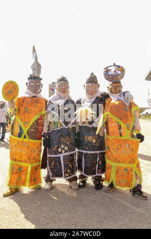 Uomini in colorate maschere Gelede al Carnevale di Lagos. Foto Stock