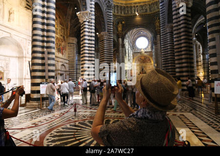 Vista interna della Cattedrale di Santa Maria Assunta a Siena, Italia. Foto Stock