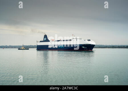 Neptune Lines veicolo Nettuno Dynamis in Southampton acqua avvicinando Southampton Docks. Foto Stock