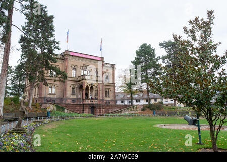 Freiburg im Breisgau, Germania - 13 Novembre 2018: la facciata della Colombischlössle Museo Archeologico e il suo parco Foto Stock