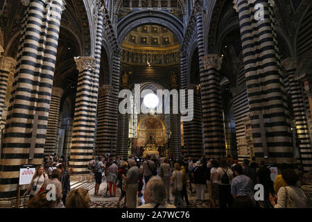 Vista interna della Cattedrale di Santa Maria Assunta a Siena, Italia. Foto Stock