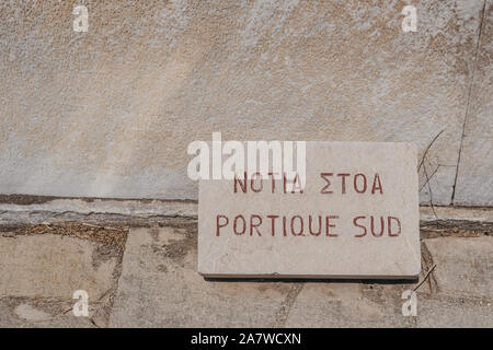 Close up Portique Sud ("Portico del Sud ") segno sull'isola di Delos, Grecia, un sito archeologico vicino a Mykonos in mare Egeo Cycla Foto Stock