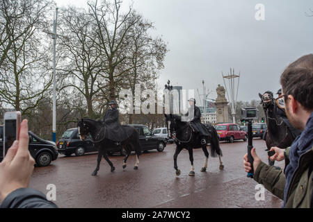 Londra Greater London / Inghilterra - Dicembre 13, 2016: gli ufficiali di polizia a cavallo prima del cambio della guardia a Buckingham Palace Foto Stock