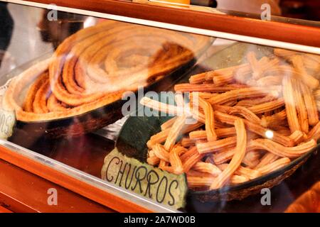 Gustosa churros in vendita in una bancarella di strada in Spagna Foto Stock