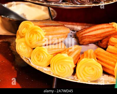 Gustosa churros in vendita in una bancarella di strada in Spagna Foto Stock