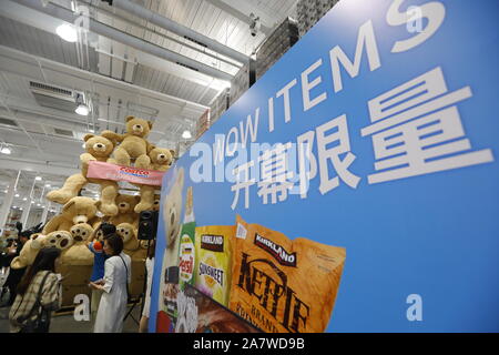 Vista interna del primo mattone-e-mortaio store della Costco nel continente cinese nel distretto di Minhang, Shanghai, Cina, 20 agosto 2019. Global mem Foto Stock