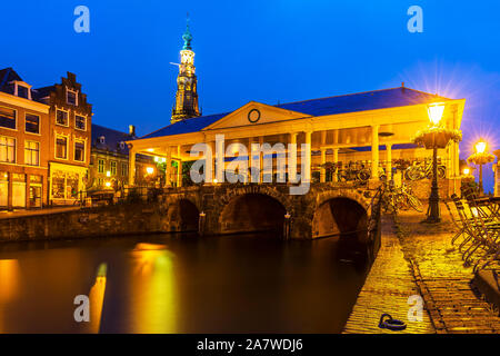 Storico, turistica cittadina olandese di Leiden municipio koornbrug e canali durante il crepuscolo Foto Stock