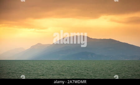 Bel tramonto nuvole sopra il lago di Garda e il paesaggio di montagna, Desenzano, Brescia, Lombardia, Italia. Foto Stock