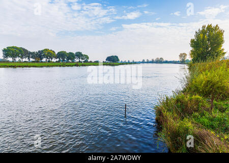 Land van Cuijk, il paesaggio agricolo nel piccolo villaggio Cuijk e sul fiume Meuse, Paesi Bassi sotto un cielo blu. Famoso punto di riferimento turistico fo Foto Stock