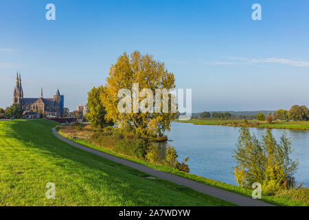 Land van Cuijk, il paesaggio agricolo nel piccolo villaggio Cuijk e sul fiume Meuse, Paesi Bassi sotto un cielo blu. Famoso punto di riferimento turistico fo Foto Stock