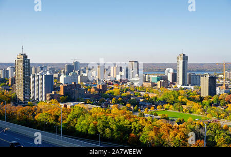 Hamilton Ontario skyline del centro dalla Scarpata del Niagara su una soleggiata giornata autunnale Foto Stock