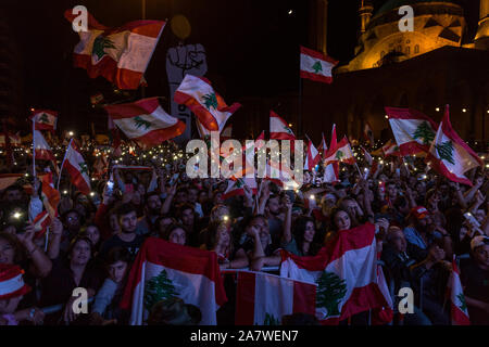 Beirut, Libano. 3 Novembre, 2019. Manifestanti alzare i loro telefoni cellulari seguenti canti politici chiedono una modifica al settario basata su sistema politico in Libano. I dimostranti si sono riuniti per il diciottesimo giorno nel centro di Beirut in migliaia. Domenica 3 novembre 2019 Credit: Sima Diab/ZUMA filo/Alamy Live News Foto Stock