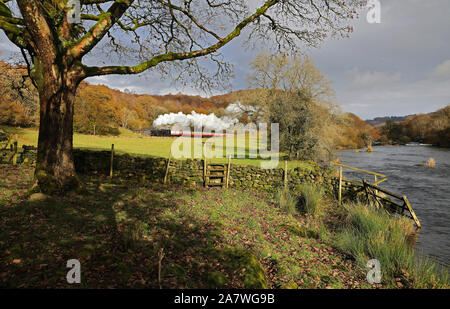 42073 capi lontano da Newby Bridge sul lago & Haverthwaite ferrovia. Foto Stock