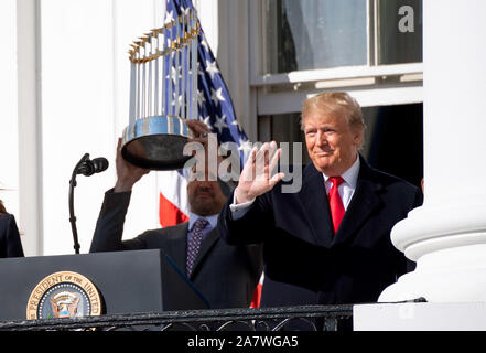 Washington, Stati Uniti. 04 Nov, 2019. Presidente Donald Trump onde come egli è entrato a far parte da Washington a cittadini primo baseman Ryan Zimmerman tenendo il Commissario Trophy come Presidente Trump accoglie favorevolmente il mondo 2019 serie campione di cittadini di Washington alla Casa Bianca di Washington, DC il lunedì, 4 novembre 2019. Foto di Kevin Dietsch/UPI Credito: UPI/Alamy Live News Foto Stock