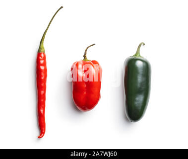 Jalapeno, habanero e peperoncino isolati su sfondo bianco. Foto Stock