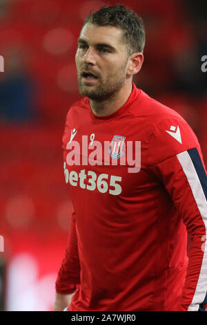 Stoke on Trent, Regno Unito. 04 Nov, 2019. Stoke City avanti Sam Vokes (9) durante il cielo EFL scommessa match del campionato tra Stoke City e West Bromwich Albion a bet365 Stadium, Stoke-on-Trent, Inghilterra. Foto di Jurek Biegus. Solo uso editoriale, è richiesta una licenza per uso commerciale. Nessun uso in scommesse, giochi o un singolo giocatore/club/league pubblicazioni. Credit: UK Sports Pics Ltd/Alamy Live News Foto Stock