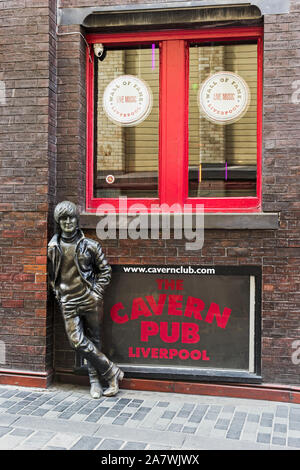 John Lennon statua da Cavern Pub e la parete della fama a Liverpool, Regno Unito Foto Stock
