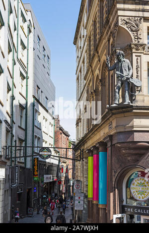 A John Lennon statua guarda giù sul Cavern Quarter, Liverpool, Regno Unito Foto Stock