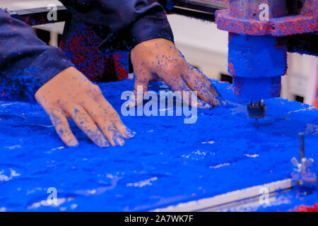 Macchina fresatrice durante il lavoro con materiale di plastica Foto Stock