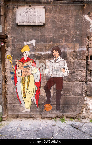 Un murale di San Gennaro e Caravaggio dell artista napoletano, Roxy nella casella, su una parete nel centro della città di Napoli. Foto Stock