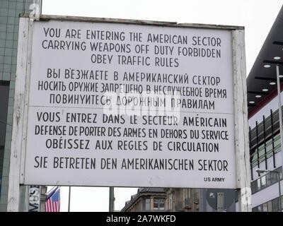 Entrando nel settore americano firmare al Checkpoint Charlie a Berlino, Germania Foto Stock