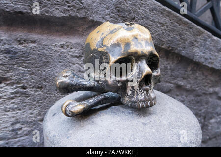 Un cranio di bronzo yat l ingresso del Purgatorio ad Arco, chiesa dei morti a Napoli, Italia Foto Stock