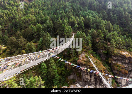 Sospensione ponte sul Campo Base Everest Trek, l'Himalaya, il Parco Nazionale di Sagarmatha, Nepal. Foto Stock