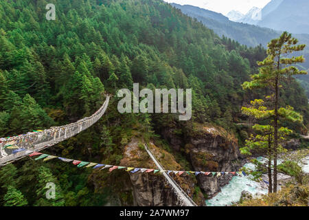 Sospensione ponte sul Campo Base Everest Trek, l'Himalaya, il Parco Nazionale di Sagarmatha, Nepal. Foto Stock