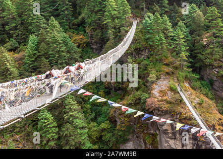 Sospensione ponte sul Campo Base Everest Trek, l'Himalaya, il Parco Nazionale di Sagarmatha, Nepal. Foto Stock