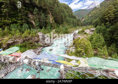 Sospensione ponte sul Campo Base Everest Trek, l'Himalaya, il Parco Nazionale di Sagarmatha, Nepal. Maestoso fiume. Foto Stock