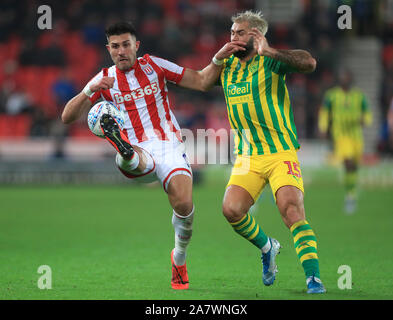 Stoke City's Danny Batth (sinistra) e West Bromwich Albion di Charlie Austin battaglia per la sfera durante il cielo di scommessa match del campionato a bet365 Stadium, Stoke. Foto Stock