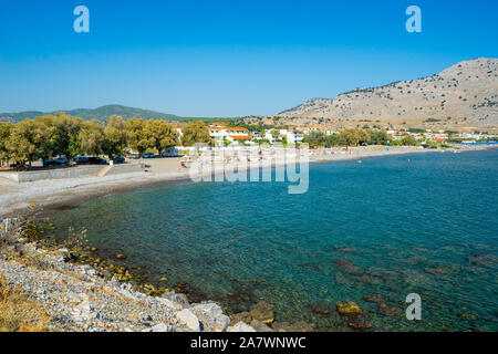 Affacciato sulla spiaggia di Lardos Rodi Grecia un greco popolare destinazione turistica. Foto Stock