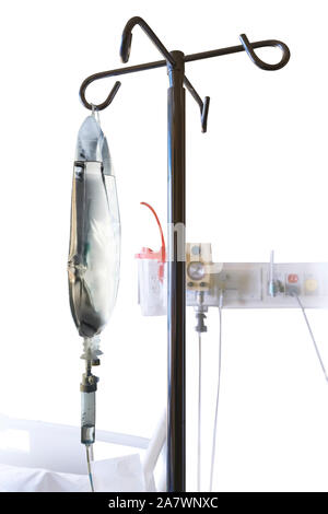 Sodio cloruro iniettabile sacchetto appeso su un cavalletto. Sfondo bianco con copia spazio. Foto Stock