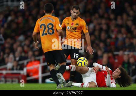 Matteo Guendouzi dell Arsenale è sporcata da Jonny di Wolverhampton Wanderers - Arsenal v Wolverhampton Wanderers, Premier League, Emirates Stadium, London, Regno Unito - 2 Novembre 2019 solo uso editoriale - DataCo restrizioni si applicano Foto Stock