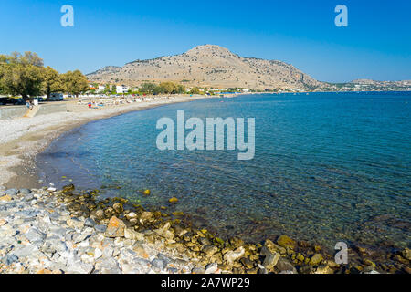 Affacciato sulla spiaggia di Lardos Rodi Grecia un greco popolare destinazione turistica. Foto Stock