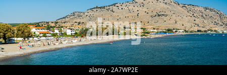 Scatto panoramico che si affaccia sulla spiaggia di Lardos Rodi Grecia una popolare destinazione turistica. Foto Stock