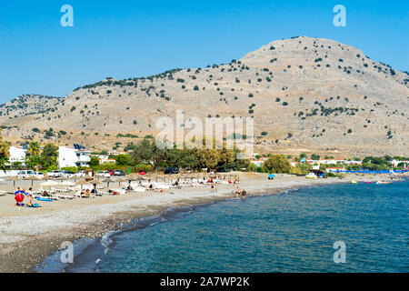 Affacciato sulla spiaggia di Lardos Rodi Grecia un greco popolare destinazione turistica. Foto Stock