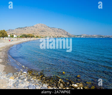 Affacciato sulla spiaggia di Lardos Rodi Grecia un greco popolare destinazione turistica. Foto Stock