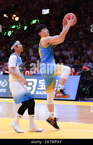 Attore cinese Deng Lun prende parte alla terza Jeremy Lin tutte le star della carità gioco di basket in città di Guangzhou, Cina del sud della provincia di Guangdong, 10 agost Foto Stock