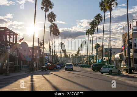 Vista di Newport Avenue in Ocean Beach al mattino. San Diego, California, Stati Uniti d'America. Foto Stock