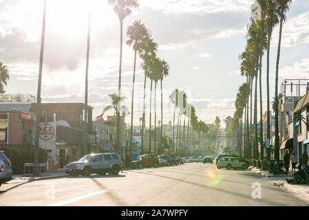 Vista di Newport Avenue in Ocean Beach al mattino. San Diego, California, Stati Uniti d'America. Foto Stock