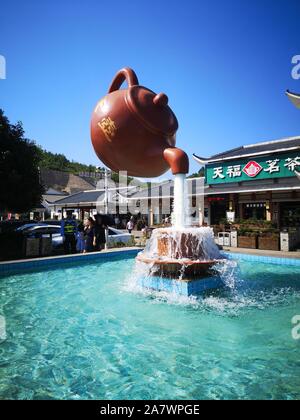 Un gigante floating teiera e tazzina fontana è visualizzato in un'Expressway area di servizio nella guida di contea, Qiandongnan Miao e Dong P autonoma Foto Stock